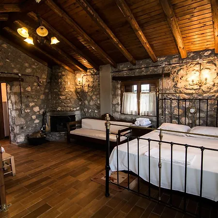 Dağ evi Tithoreans' Traditional Residences Tithoréa