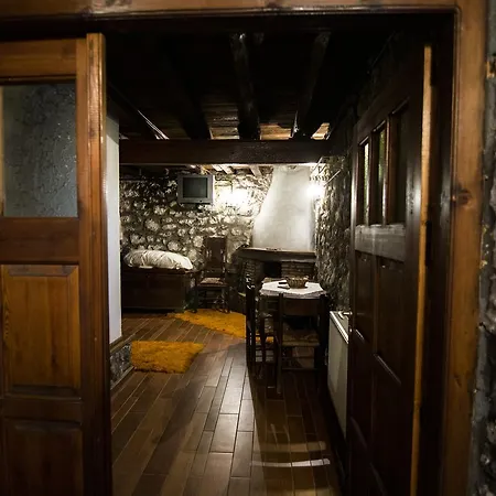 Dağ evi Tithoreans' Traditional Residences Tithoréa